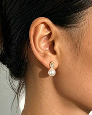 An Aware pearl necklace with a larger baroque pearl detail.